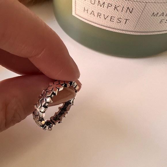 Size 6 linked snowflakes ring - Picture 7 of 8